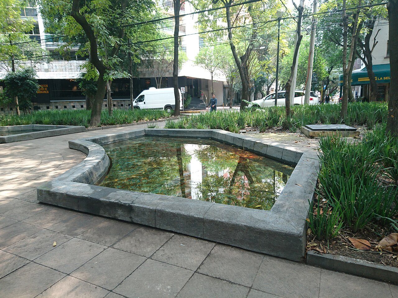A fountain on the median of Avenida Ámsterdam, Condesa