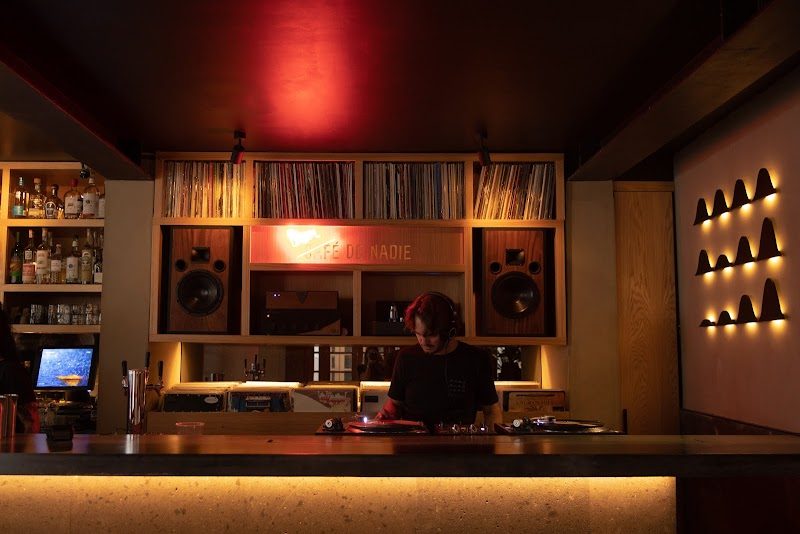 The bar and record wall at Café de Nadie